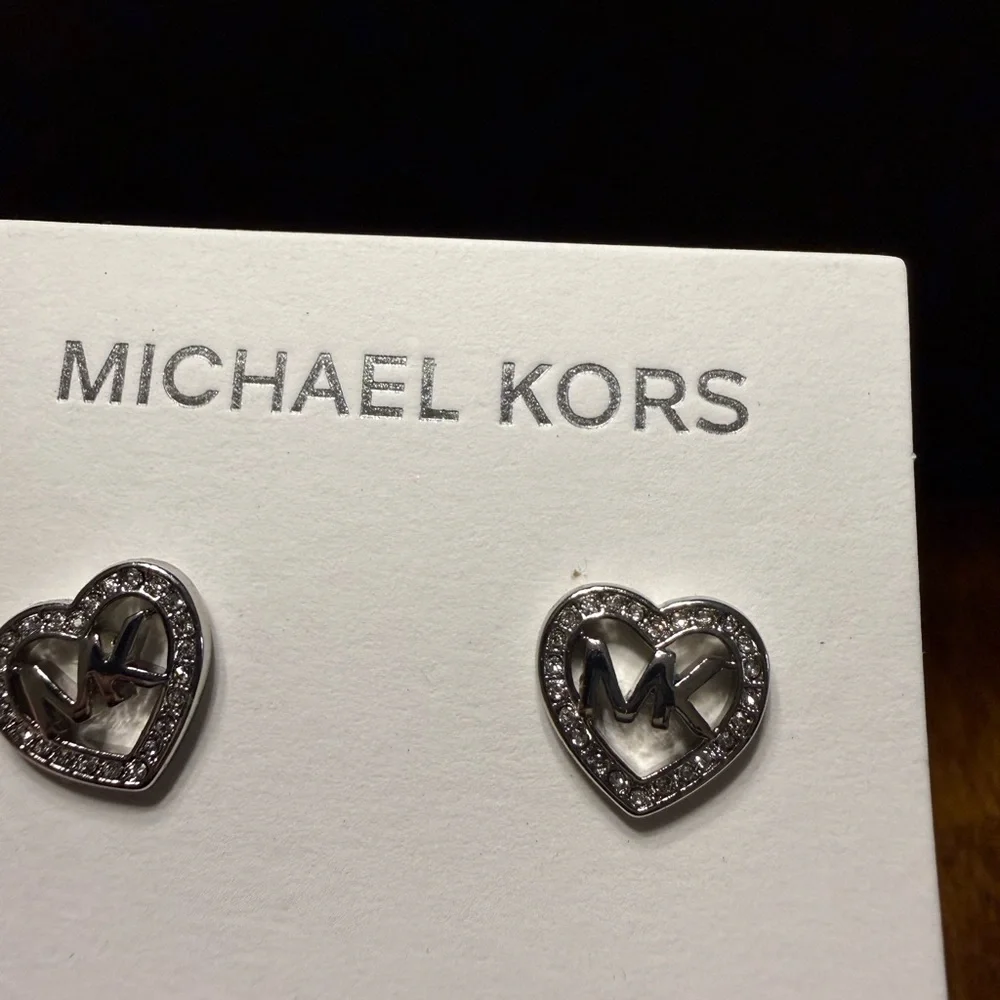 NEW Michael Kors Thin Heritage Heart Stud Earrings in silver-tone